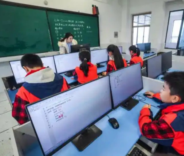 新模态的语文课正在把沉淀数十年的主题教育与AI技能深度交融 新模态的语文课正在把沉淀数十年的主题教育与AI技能深度交融